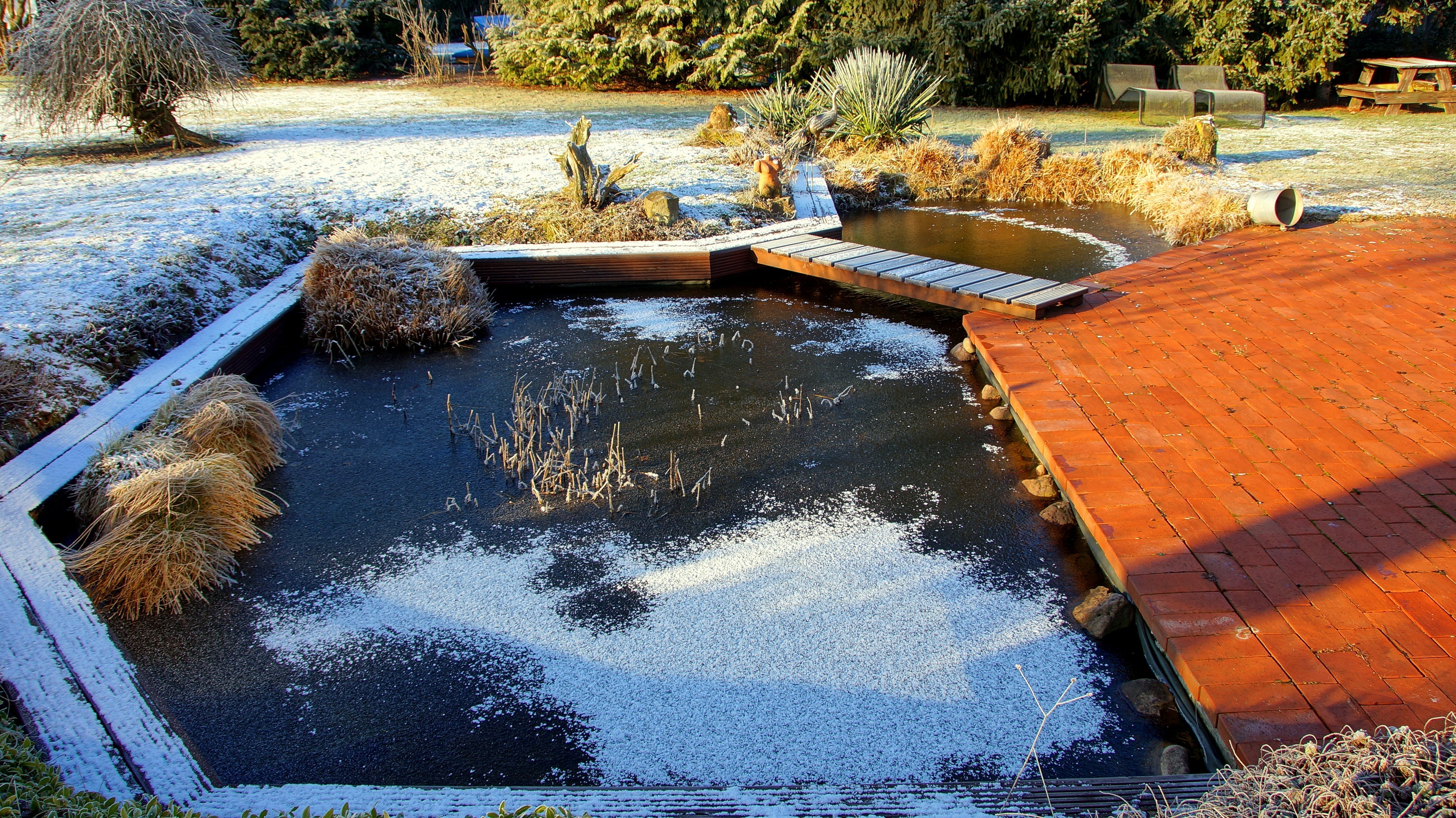 Gartenteichpflege im Winter: So bleibt Ihr Teich gesund in der kalten Jahreszeit